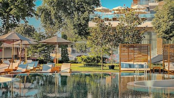 Una piscina al aire libre de temporada, una piscina con borde infinito