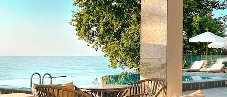 2 bars, bar en bord de piscine, bar de plage
