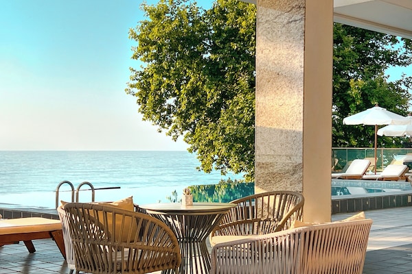2 bars, bar en bord de piscine, bar de plage