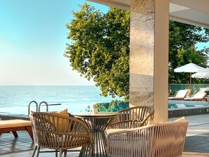 2 bars/lounges, poolside bar, beach bar - Grifid Hotel Metropol - Premium All Inclusive (Golden Sands)