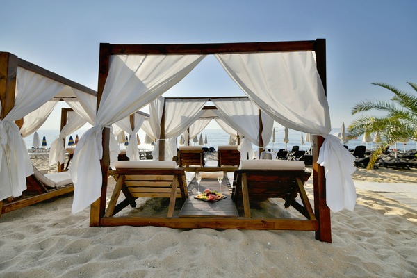 Aan het strand, cabana's (toeslag), ligstoelen aan het strand, parasols