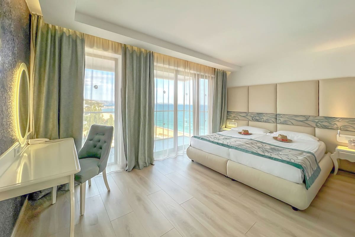 Junior Suite, Side Sea View (Free Beach Access, Safe, Minibar) | 객실 내 편의 시설/서비스