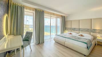 Junior Suite, Side Sea View (Free Beach Access, Safe, Minibar) | Servicio de la habitación