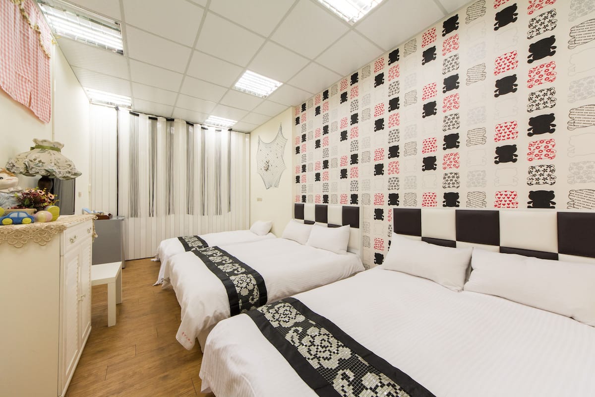 Quintuple Room | Desk, soundproofing, rollaway beds, free WiFi
