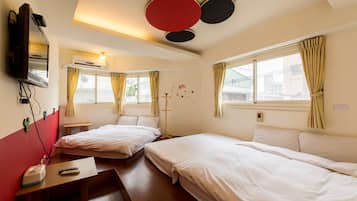 Quintuple Room | Desk, soundproofing, rollaway beds, free WiFi