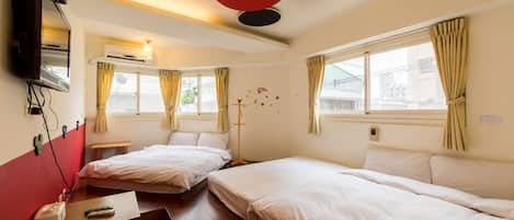 Quintuple Room | Desk, soundproofing, rollaway beds, free WiFi