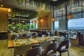 Phục vụ bữa sáng, bữa trưa và bữa tối