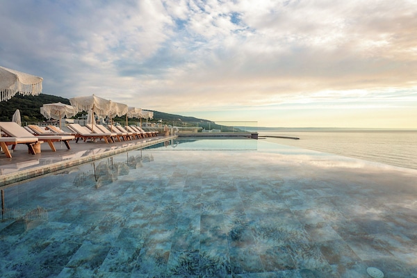 Inomhuspool, utomhuspool, parasoller och solstolar