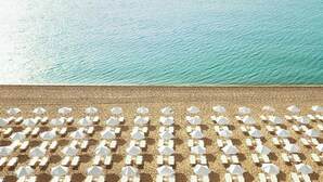 A beach with rows of white sun loungers and umbrellas, arranged in a grid pattern. - Grifid Hotel Vistamar - Ultra All Inclusive (Golden Sands)