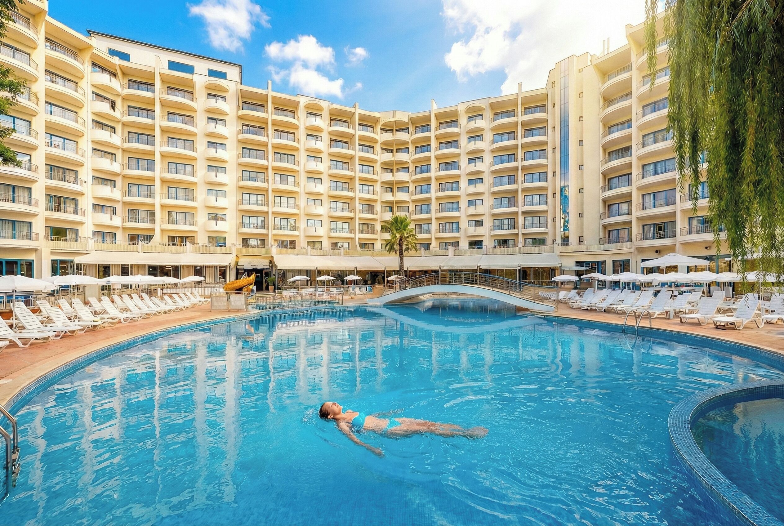 Una piscina cubierta, 2 piscinas al aire libre, sombrillas, tumbonas