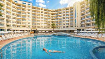 Una piscina cubierta, 2 piscinas al aire libre, sombrillas, tumbonas