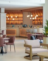 2 bares y bar junto a la piscina