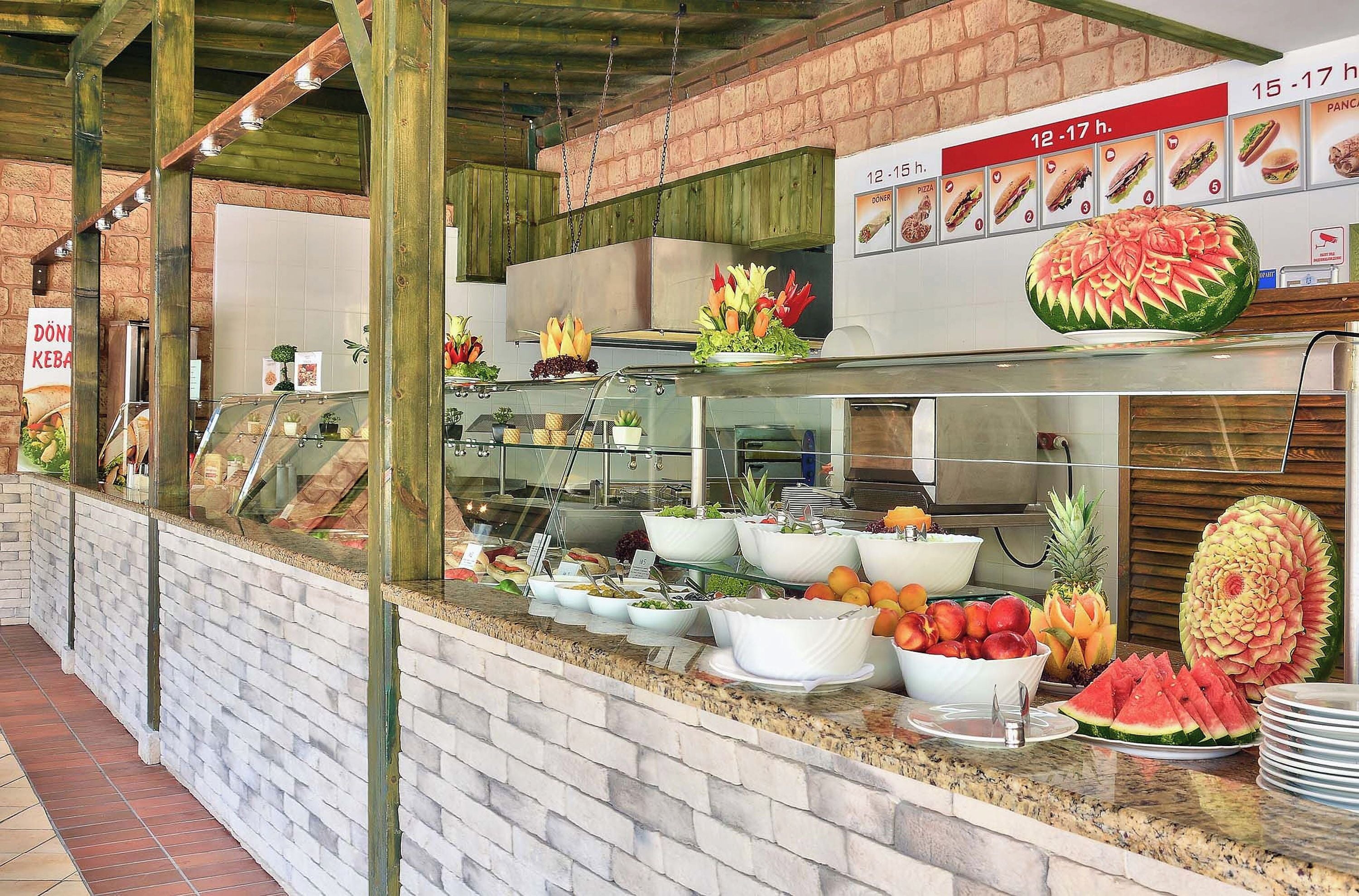 5 restaurants, breakfast, lunch, dinner served; international cuisine 