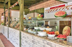5 restaurantes; se sirven desayunos, almuerzos y cocina internacional 