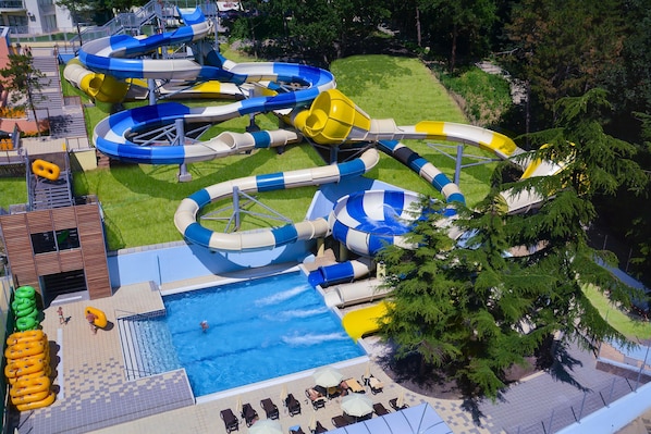 室内游泳池,2 室外游泳池,09:00 至 18:00 开放, 池畔遮阳伞, 日光浴躺椅