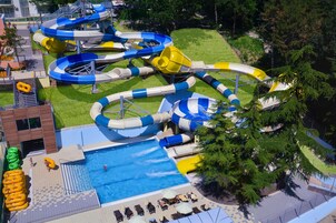 Una piscina cubierta, 2 piscinas al aire libre, sombrillas, tumbonas