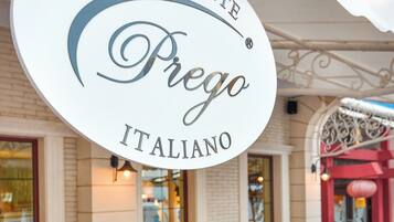 5 restaurantes; se sirve desayuno, almuerzo y cena; cocina internacional