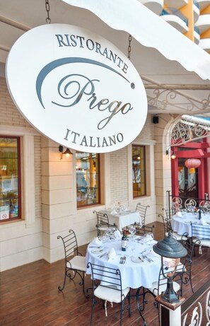 5 restaurants, breakfast, lunch, dinner served; international cuisine