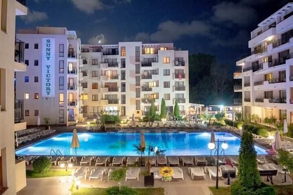 施設の正面 (日没後)