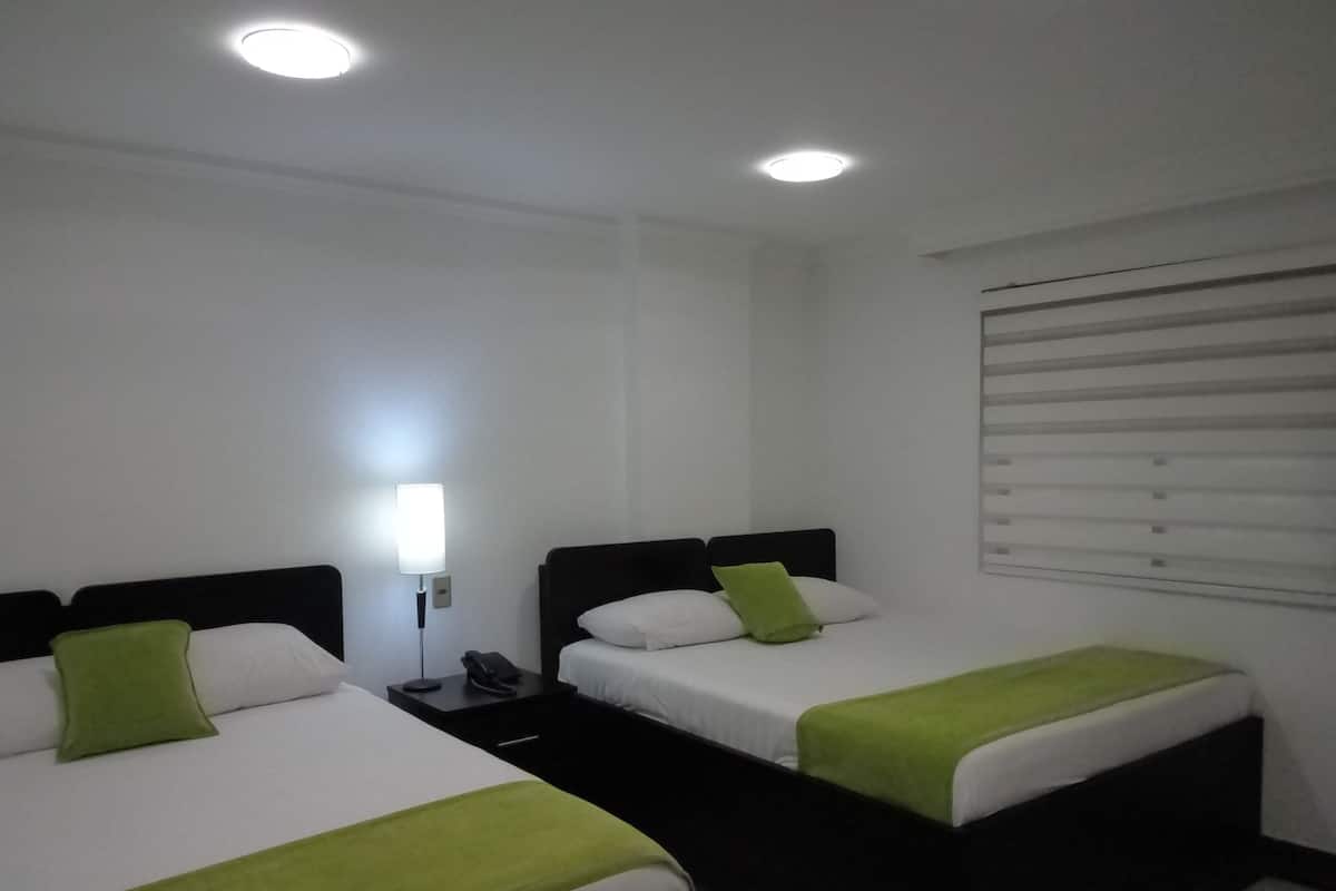 Habitación con 2 camas individuales | Minibar, caja de seguridad en la habitación y cunas gratuitas