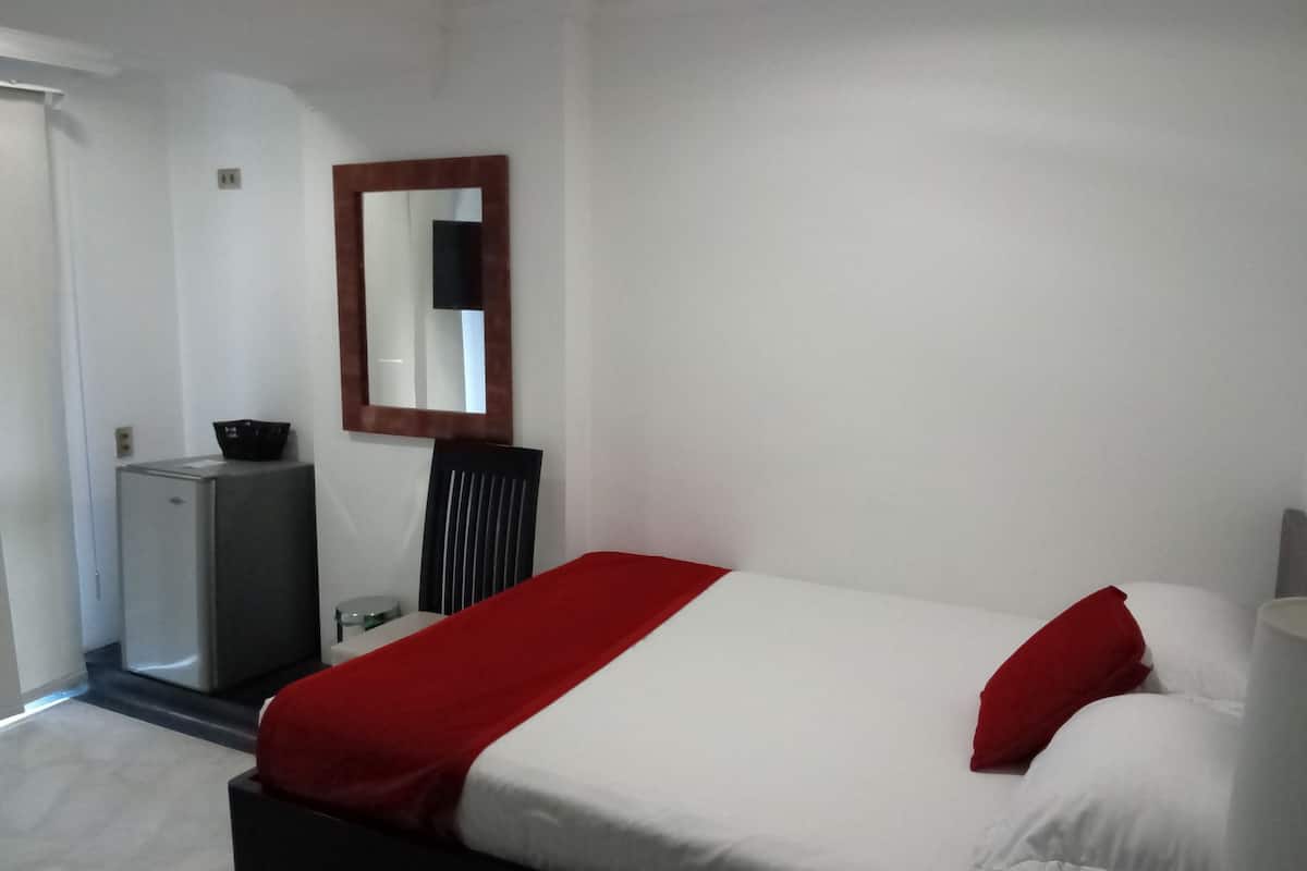 Habitación estándar | Minibar, caja de seguridad en la habitación y cunas gratuitas