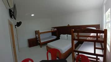 Una habitación con literas, un escritorio y una silla.