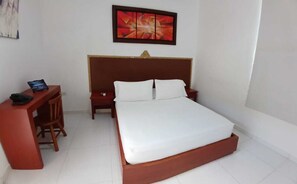 Habitación doble, vistas al jardín | Espacio para trabajar con un portátil, wifi gratis, ropa de cama