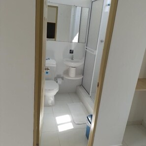 Habitación superior, vista al jardín | Baño | Regadera tipo lluvia 