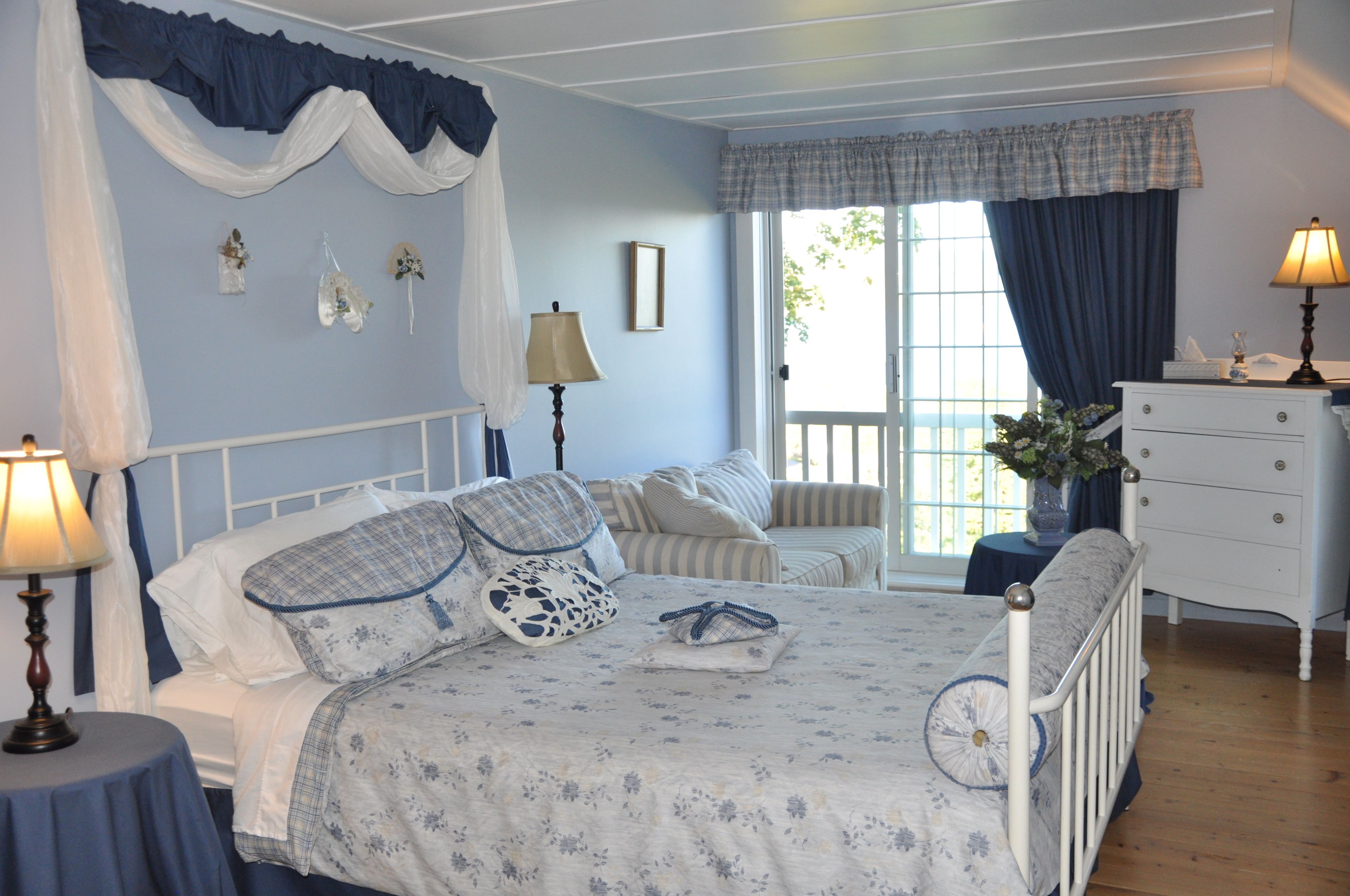 Classic Room, 1 Queen Bed, Sea View | Individually decorated, individually furnished, free WiFi, bed sheets