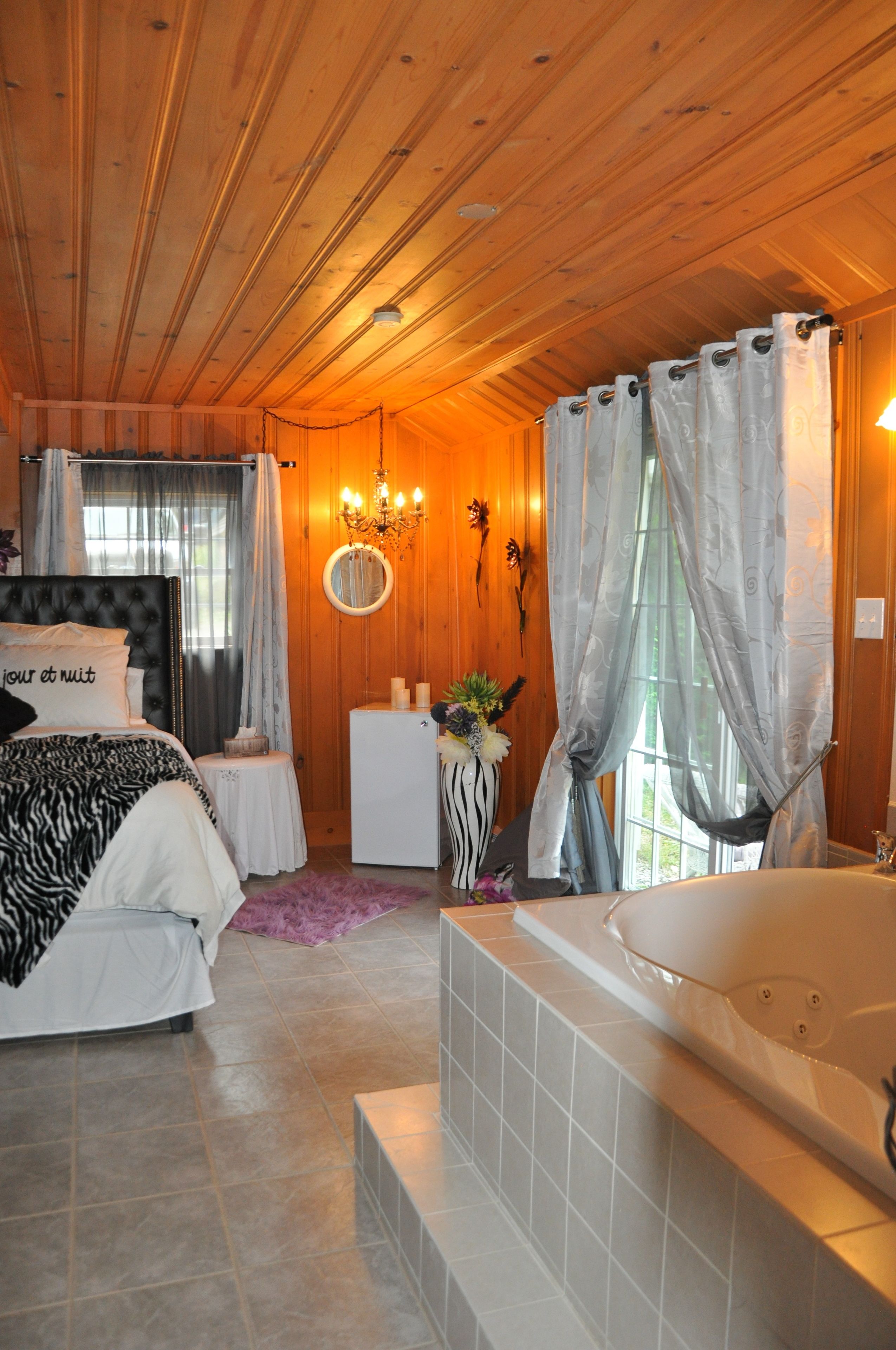Deluxe Room, 1 Queen Bed, Jetted Tub (Miss Binsse) | Individually decorated, individually furnished, free WiFi, bed sheets