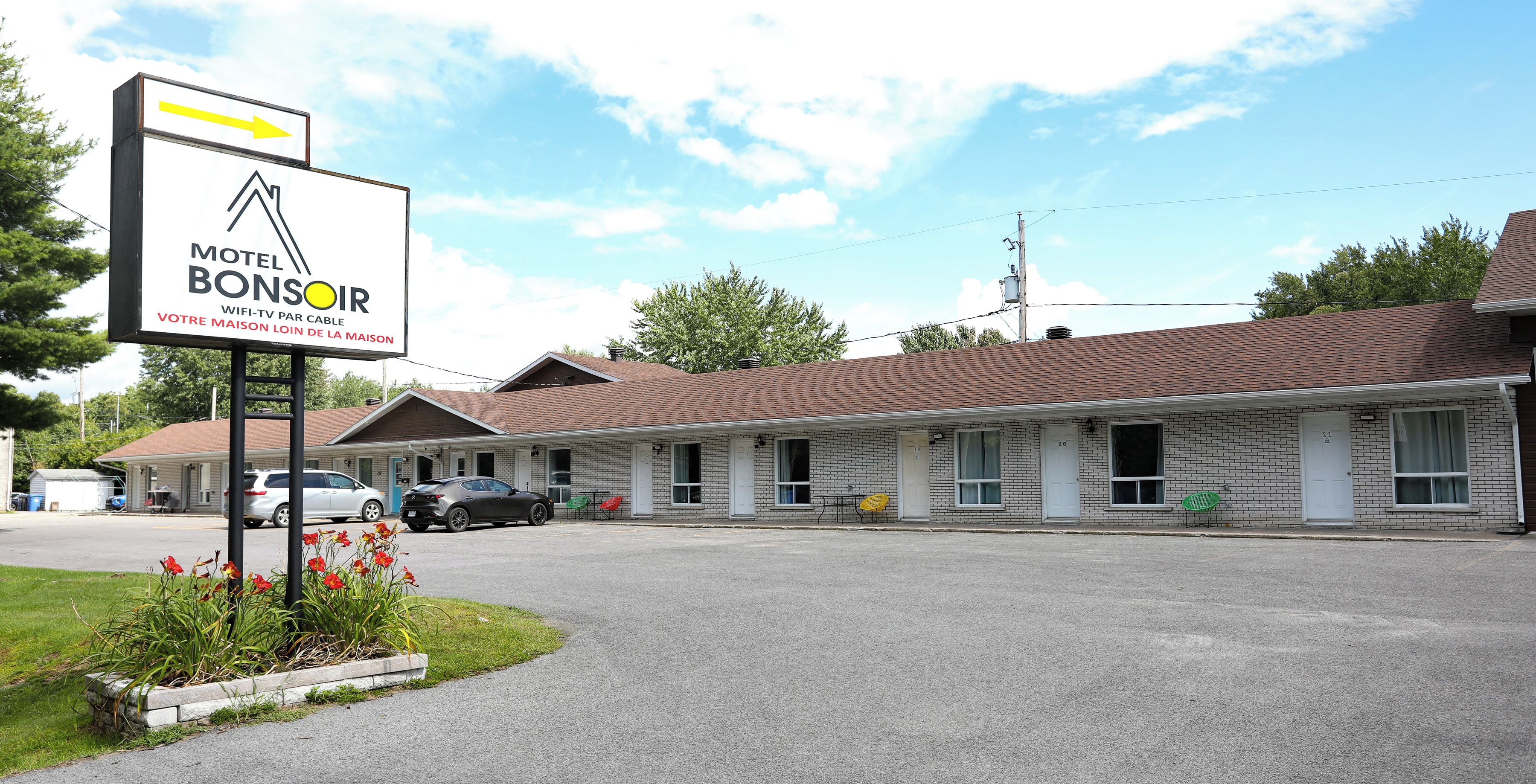 Un motel con un cartel que indica acceso a Wi-Fi.