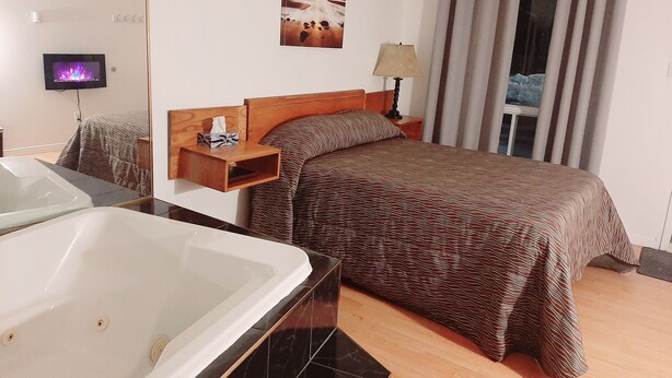 Superior Room, 1 Katil Kelamin (Double), Jetted Tub | Peralatan tempat tidur premium, katil Tempur-Pedic, meja 