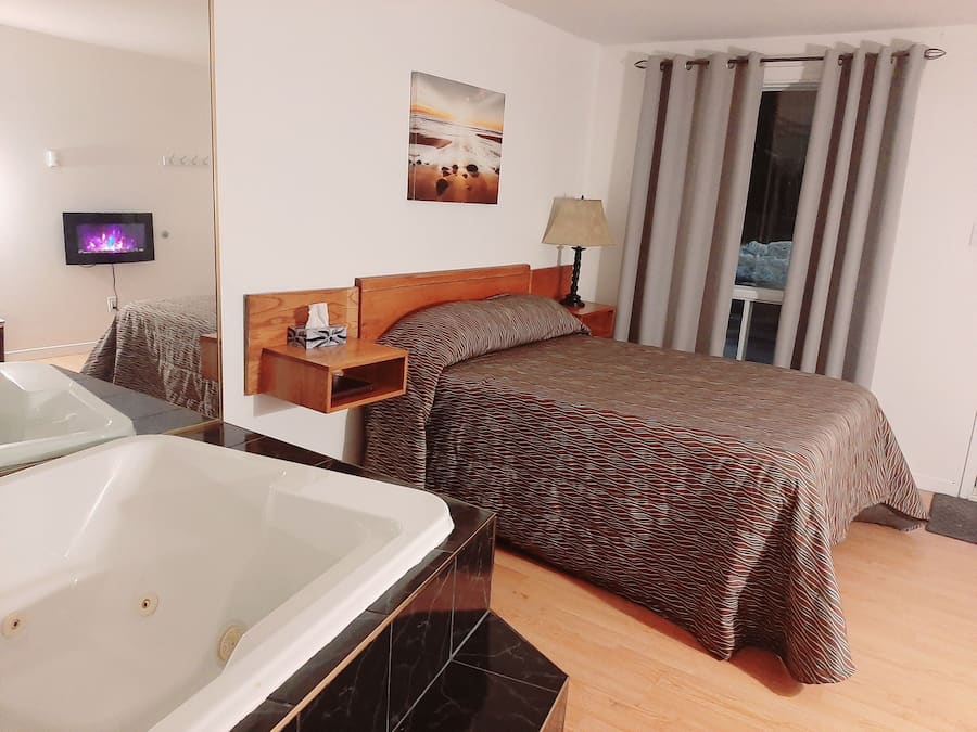 Superior Room, 1 Double Bed, Jetted Tub | Premium bedding, Tempur-Pedic beds, desk, blackout drapes