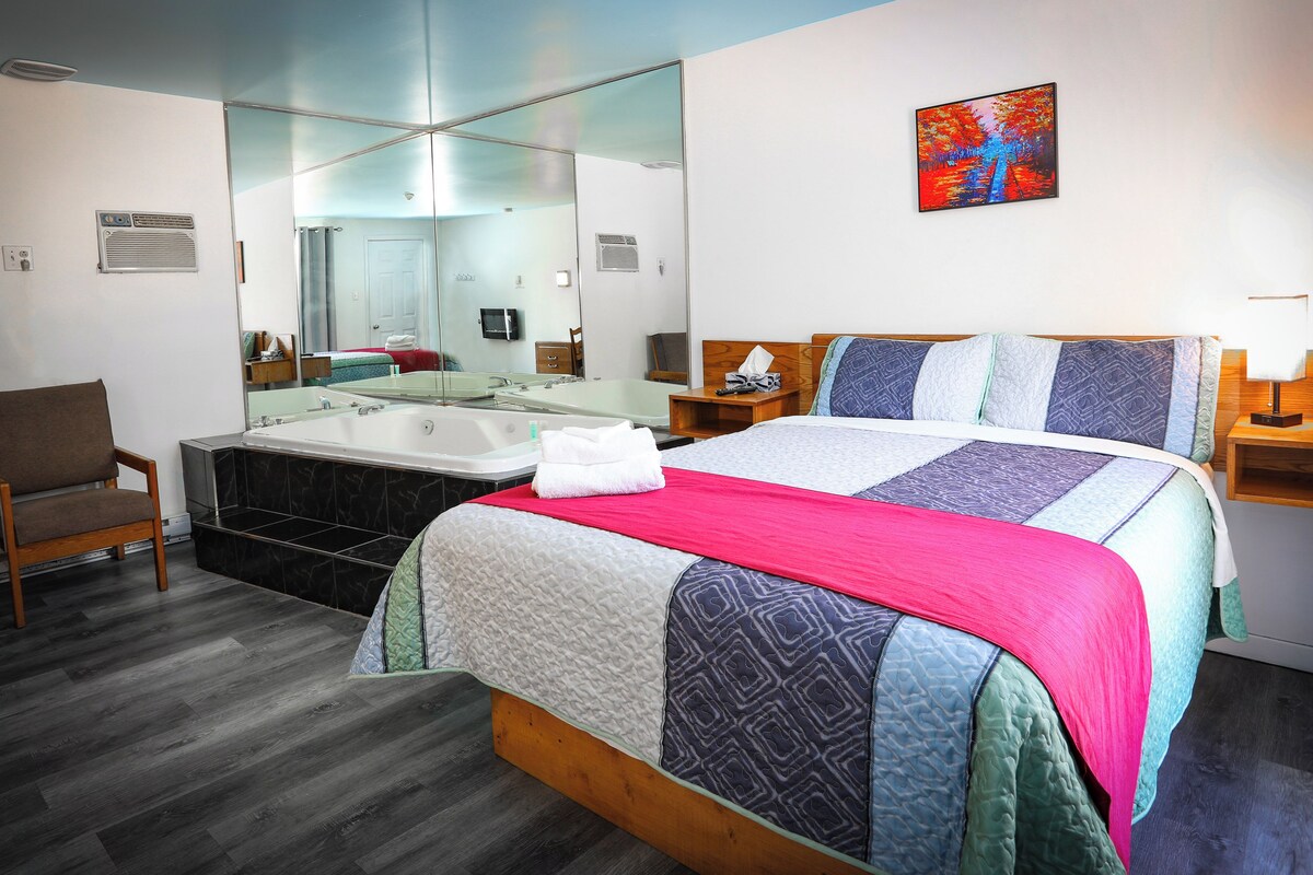 Chambre Supérieure, 1 lit double, baignoire à jets | Literie de qualité supérieure, matelas Tempur-Pedic, bureau