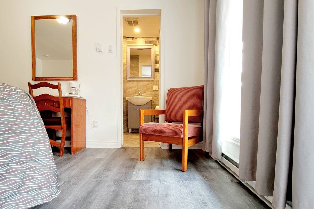 Standard Room, 1 Queen Bed