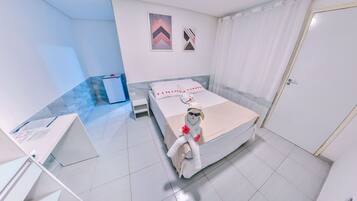Suíte standard | Cofres nos quartos, escrivaninha, Wi-Fi de cortesia, roupa de cama