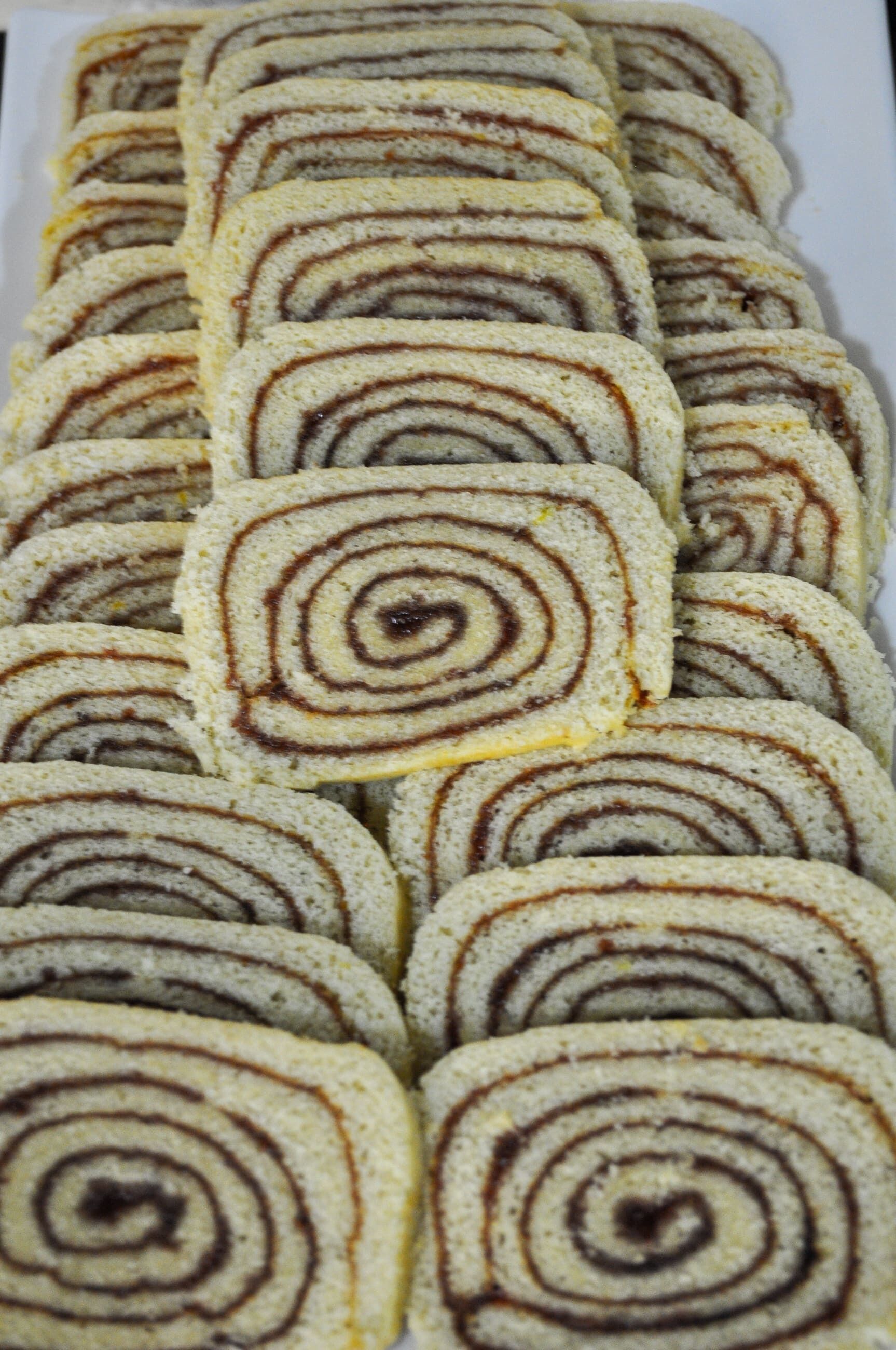 Un plateau de viennoiseries coupées en tranches, disposées en spirale.