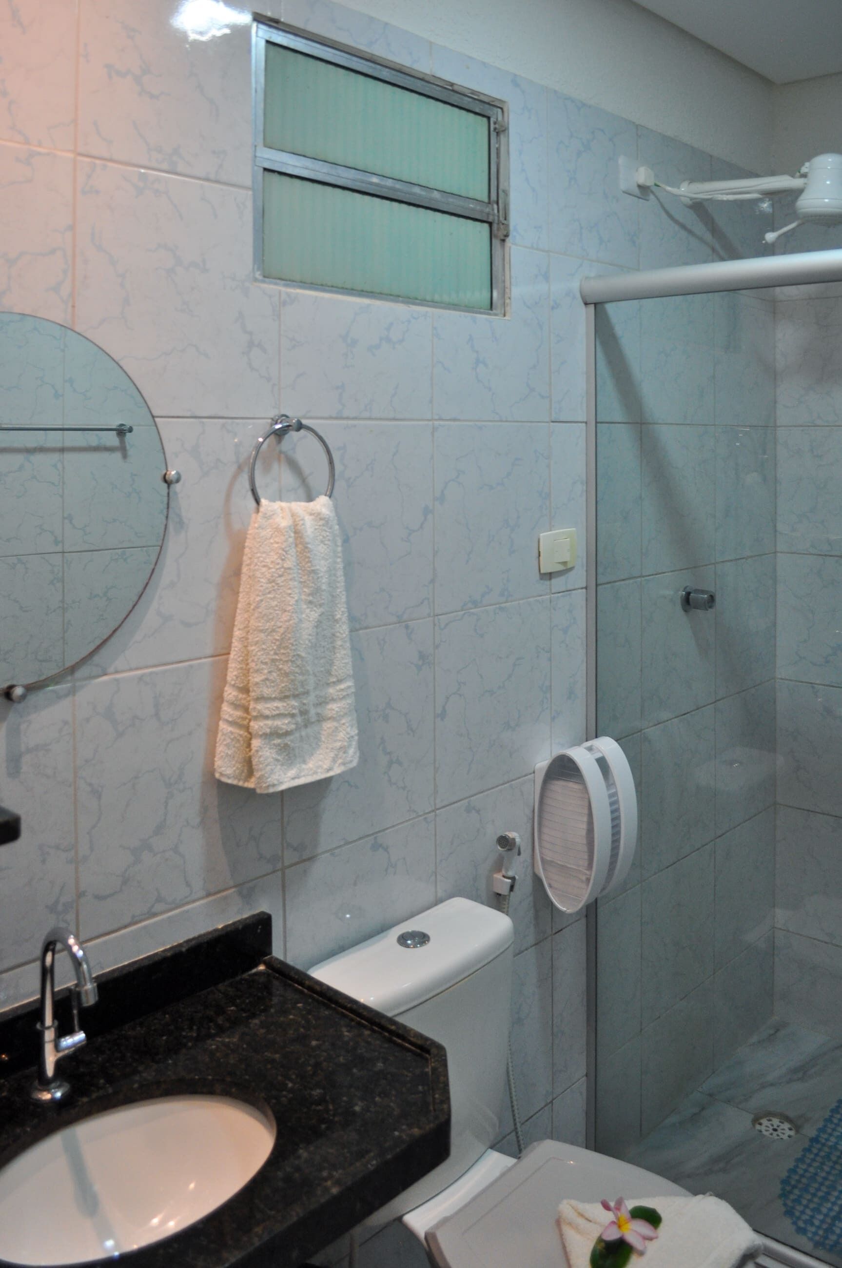 Ein Badezimmer mit Waschbecken, Toilette und Dusche.