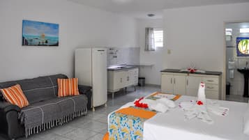 Appartement, vue piscine | 1 chambre, coffres-forts dans les chambres, bureau, Wi-Fi gratuit