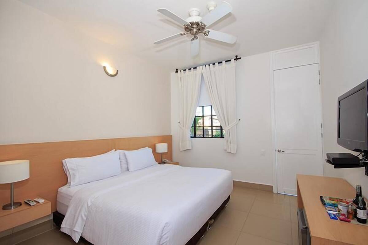 Colchones con pillow-top, escritorio y cortinas blackout 