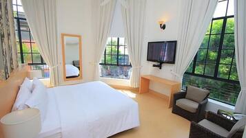 Surmatelas, bureau, rideaux occultants