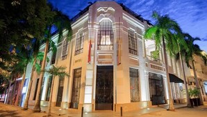 A hotel with a classic architectural style, featuring large windows and a prominent entrance. - Hotel Republicano 1910 (Girardot)