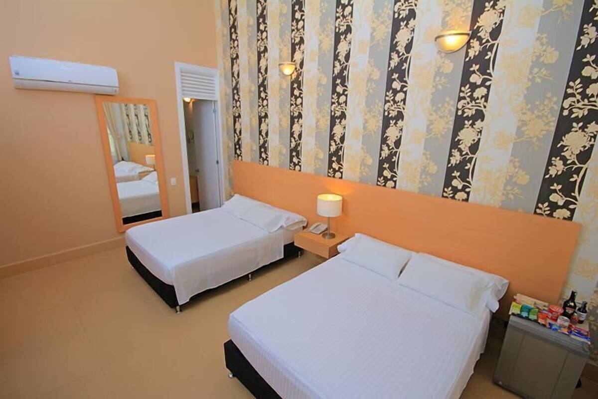 Colchones con pillow-top, escritorio y cortinas blackout 