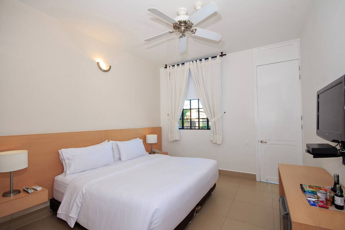 Colchones con pillow-top, escritorio y cortinas blackout 