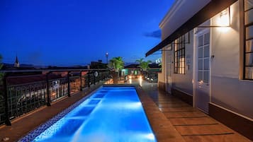 Hồ bơi ngoài trời phục vụ theo mùa