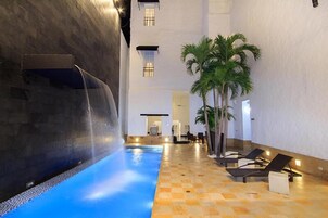 Una piscina al aire libre de temporada