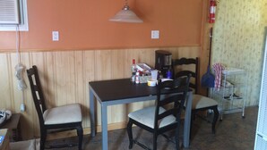 Cabin, Kitchen | In-room dining - Fort Motel (Fort Macleod)