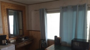 Cabin, Kitchen - Fort Motel (Fort Macleod)
