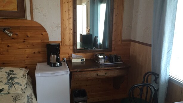 Cabin, Kitchen | Private kitchenette - Fort Motel (Fort Macleod)