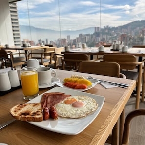 Café da manhã completo todos os dias (COP 30000 por pessoa)
